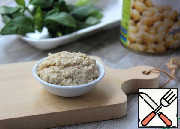 Beat the fried sesame seeds with a blender, adding a little broth from chickpeas or water, 0.5 tsp lemon juice, 1 tsp vegetable oil, bring to the state of pate