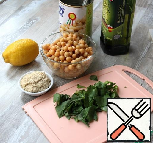 Wash the basil, dry it, cut the leaves, (separate the stems), chop the chickpeas and basil with a blender. Add the prepared tahini paste, spices, and salt.