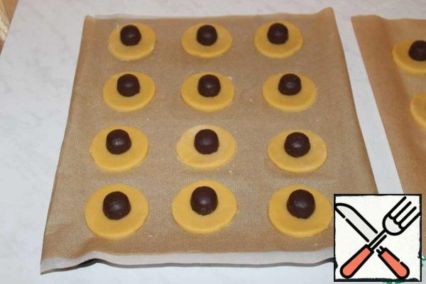 Transfer to a baking sheet covered with parchment. We spread the filling as desired, I have chocolate candies.