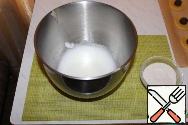 Beat the whites for half a minute. Add vanilla sugar. Continue to beat, add sugar gradually. Beat the meringue to a dense, stable consistency. Add the citric acid and whisk a little more.