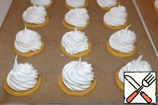 We plant the meringue without reaching a little to the edge.