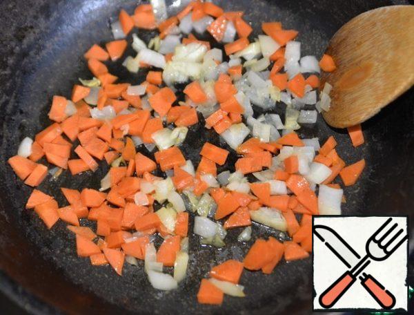 In a frying pan, fry the onion and carrot over medium heat in oil until half-cooked.