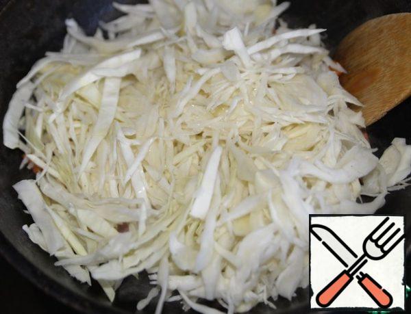 Thinly chop the cabbage, put it in a frying pan. Mix it up. Fry for 10 minutes over medium heat.