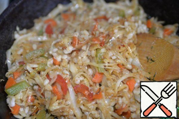 Put the greens, I have frozen dill, mix, turn off the fire. Let the dish stand for 10 minutes with the lid closed.