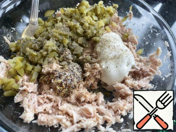 Mix the tuna, pickles, mayonnaise, sugar, mustard and pepper.
