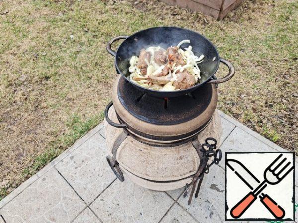 We spread the onion and gild it. Do not overcook the onion, it will be tasteless! This is important!