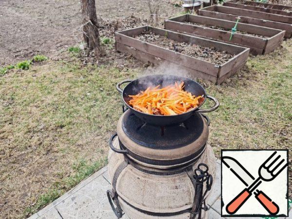 Add dried fruits and carrots. Do not be lazy and cut the carrots into cubes. Fry it. Fry everything almost until ready. So that the cumin reveals its flavor, we break it in a mortar. Cumin, barberry and salt are sent to the wok and pour water so that it covers everything about the thickness of a finger 1.5-2 cm. We do 20-30 minutes on the fire, covered with a lid. Garlic is cleaned as much as possible, but left in the skin, cut off a little from the bottom, but so that it does not fall apart into cloves. Spread in a wok with hot pepper and cook for another 15 minutes. We made the zirvak. For a delicious pilaf, a very important point.