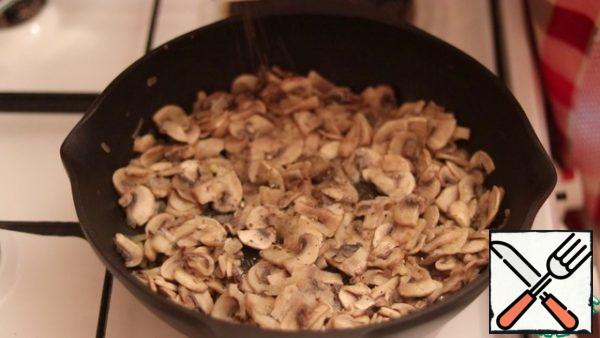 Dale spread the mushrooms and simmer until they are fried and do not give all the excess moisture.