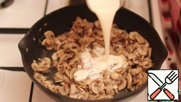 When the mushrooms are ready, add salt, pepper, and nutmeg. Pour in the cream. Mix everything thoroughly and let the cream boil.