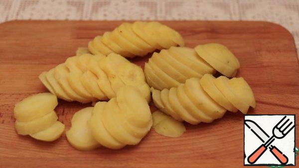 Boiled potatoes cut into slices.