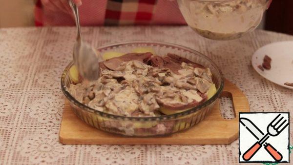 Pour the mushroom sauce on top and send it to the oven, preheated to 190 degrees for 20 minutes.