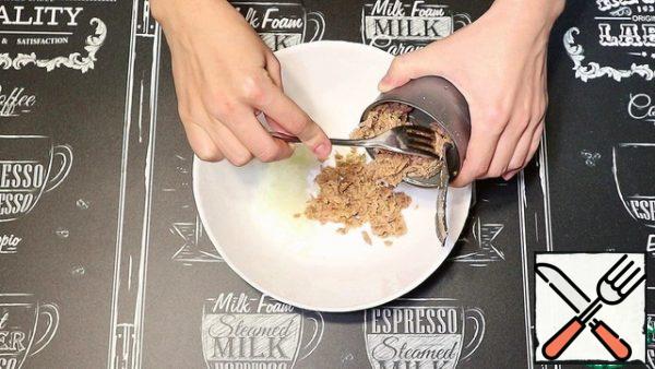 Add 1 jar (120-150 gr.) of canned tuna. Pre-drain all the liquid.
