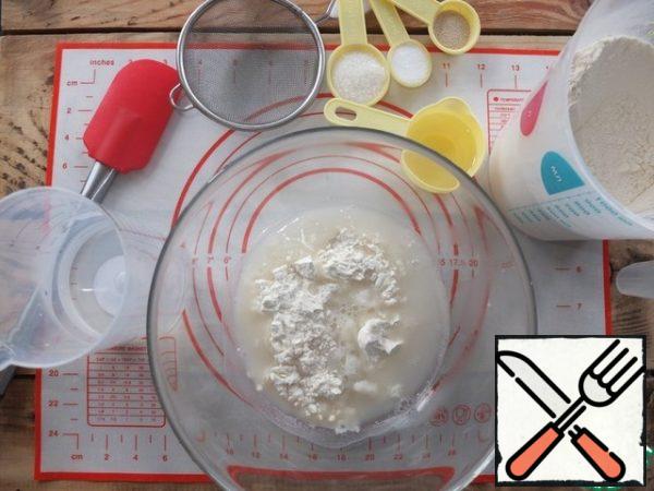 To prepare the dough, we will need 100 ml of boiling water.
1 tablespoon of flour (from the total amount) pour boiling water and mix.