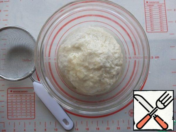 Roll the dough into a ball and add vegetable oil.
Knead lightly so that the butter is absorbed into the dough.
Cover with a towel and leave to rise for an hour.
