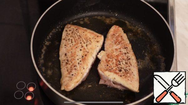 Fry in melted butter, turkey breast, on both sides, until golden brown
