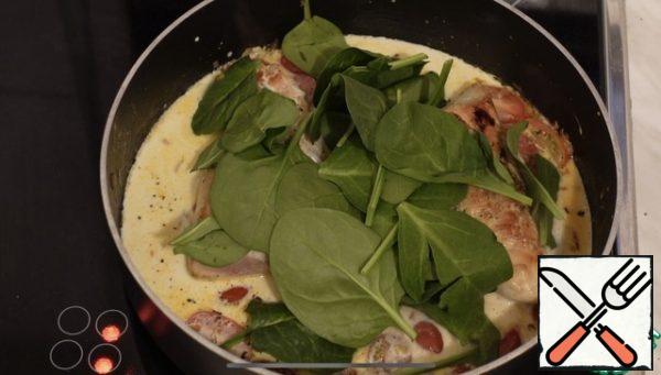 Pour the cream, add the young spinach, simmer a little