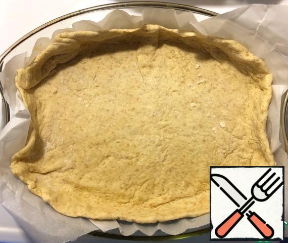 The dough has already come up a little and you can roll out the cakes. I used 2 oblong shapes (28x23cm shown in the photo and 23x12cm). Be sure to make high sides (about 3 cm), so that the egg mixture does not flow out of the tart. After rolling out the cakes, we give the dough to come up in a warm place for about 30 minutes (I do this in a warm oven, where the minimum heating was turned on for 2-3 minutes). During this time, some sections of the sides may fall. In this case, they must be carefully returned to their place. Laying out the mushrooms in the next step can help in maintaining the sides. The top layer of the dough will also dry out a little during this time and will be better baked (moisture from mushrooms and eggs will not excessively moisten the dough).