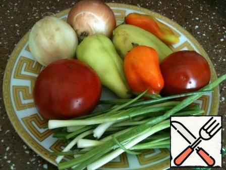 Prepare vegetables: onions and green onions, bell peppers, clean, wash. Wash the tomatoes.