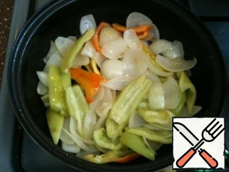 In a frying pan, heat the vegetable oil, put the onion (onion) and fry it for 1-2 minutes until golden brown over medium heat. Then add the pepper, stir and fry for 1-2 minutes.