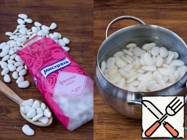 For this snack, you do not need to take white beans, as I have in the photo. It will turn out beautifully and tasty with any dry beans - white, black, red and even speckled. Soak the beans overnight in plenty of water. In the morning, boil until tender.
Attention! It is often advised to add soda on the tip of a knife to make the beans cook faster. I strongly advise you not to do this for this dish - the beans will boil into a porridge, you will not have time to blink an eye, and then the salad will not look like ice.