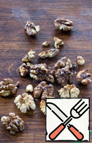 While the beans are cooking, fry the peeled nuts in a dry pan. You can, of course, not do this, but I love the taste of toasted nuts. Chop the nuts with a knife or break them into pieces, leave a few halves intact, for decoration.