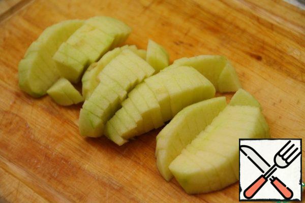 Peel the apple, cut out the core and cut into fairly small pieces.