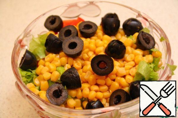 Cut the tomato, 4-5 lettuce leaves, cut the olives in half, add the apples, corn and mix all the ingredients.