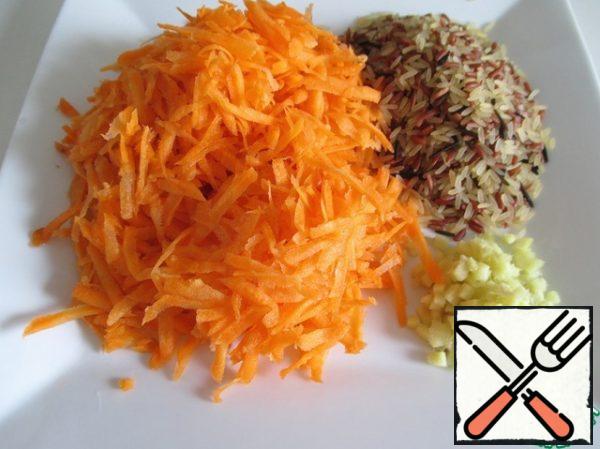 Carrot (200 gr) grate on a coarse grater, ginger (15 gr) cut into small cubes, mix everything with rice (90 gr) and boil in salt water for about 20 minutes. The rice should remain slightly firm.