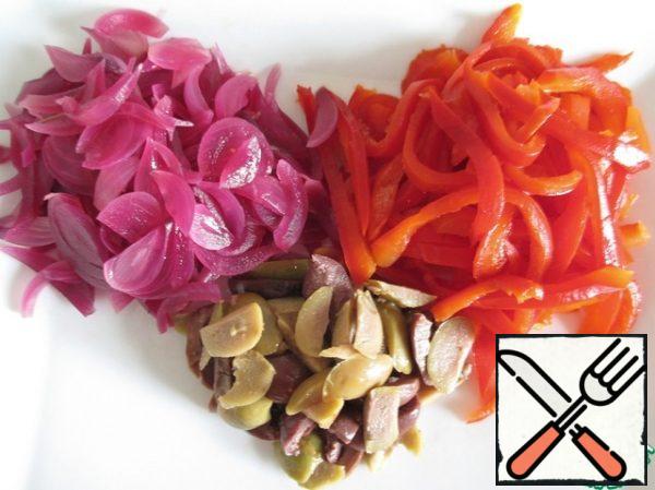 While the rice is cooking, cut the bell pepper in half, remove the seeds and bake under the grill at a maximum temperature of about 15 minutes. Cool, remove the skin and cut into strips. Also cut the pickled onions and olives (50 g, I have a mixture of black and green).