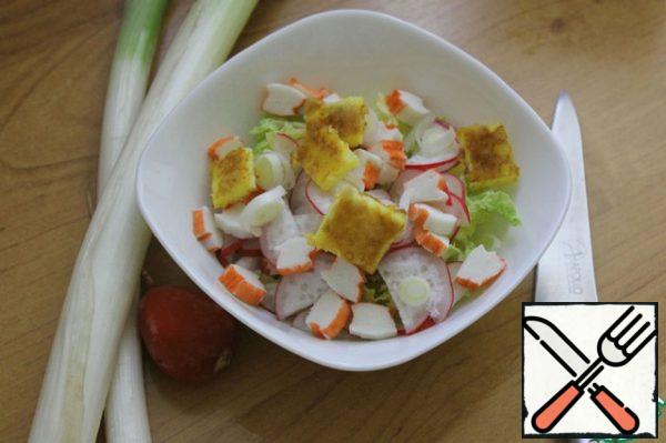 Cut the cooled omelet into small cubes, cut the leek (the white part of it) and mix all the ingredients. At this stage, you can fill the salad. Two types of dressing are suitable for it - 1 - I-orange oil and lemon juice and 2 - I-2 tablespoons of low-fat sour cream. Salt and pepper to taste. Personally, I treat mayonnaise adequately, so it is for this salad that I mix 2 tablespoons of sour cream and 2 tablespoons of mayonnaise and fill the salad. Decide for yourself how you will taste better. The taste of the salad is unbroken, but pleasant.