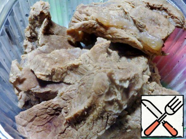 Wash and boil the meat, disassemble it into fibers or cut it.