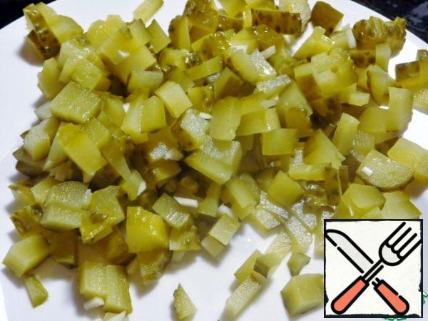 Cucumbers and garlic finely chop, boil the eggs.