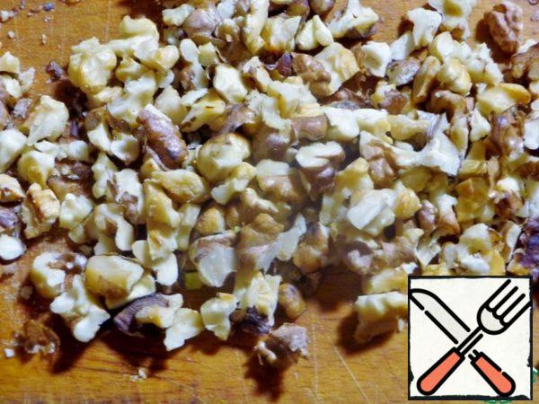 Lightly fry the nuts and chop them with a knife.