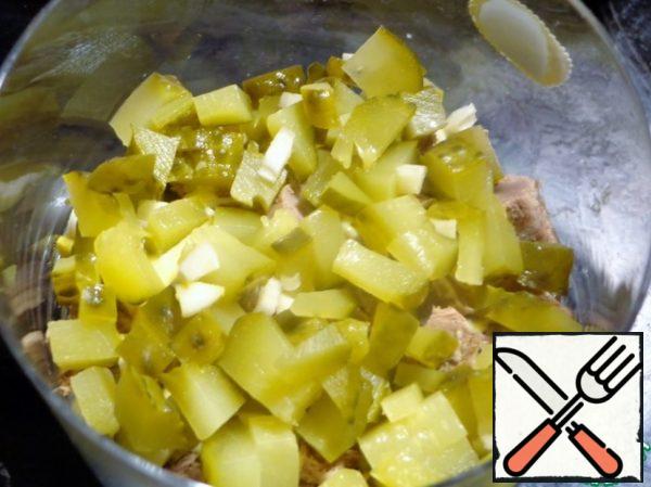 Spread the ingredients in a glass or salad bowl, smearing each layer with mayonnaise. First, part of the meat, mayonnaise. Cucumbers with garlic, mayonnaise.