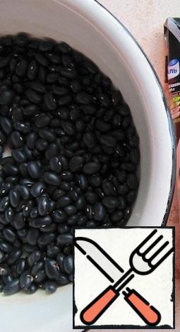 Soak the beans in plenty of water overnight. Then boil until tender (20 minutes before the end of cooking, add salt), drain the water. Drizzle with good olive oil.