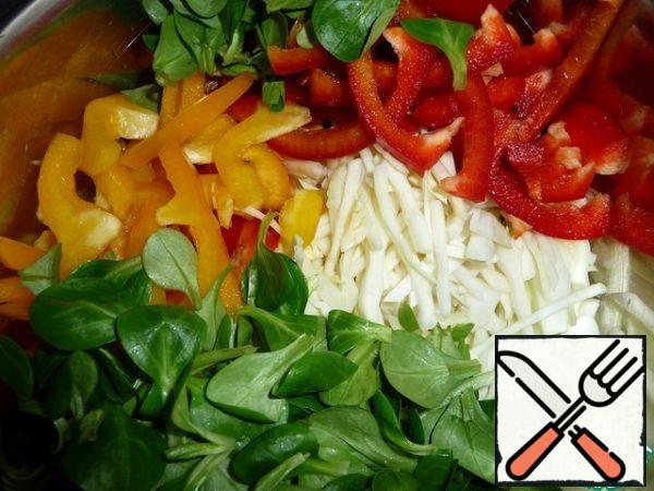 Chop the cabbage, cut the pepper into strips, pick the salad.