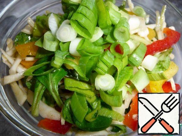 Arrange the salad in individual salad bowls.
