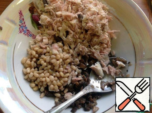 Put the mushrooms in a salad bowl, add to them finely chopped boiled breast, nuts. If you want to add salt, add pepper, oil and lemon juice, mix gently