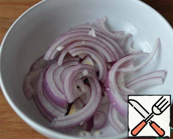 Cut the onion into half rings and pour the lemon juice, leave to marinate.