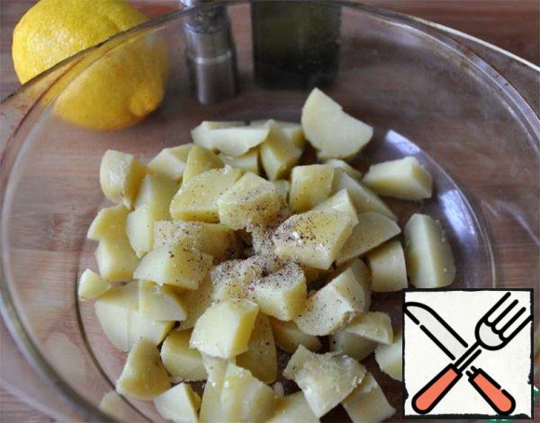 Potatoes are boiled with the peel (in the "uniform"). Hot potatoes are cleaned, cut into cubes, sprinkle with a freshly ground mixture of peppers, salt, pour lemon juice and vegetable oil.