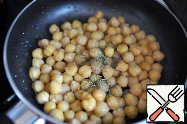 In a frying pan, pour vegetable oil, heat, put the boiled chickpeas, sprinkle with cumin seeds, fry until browned.