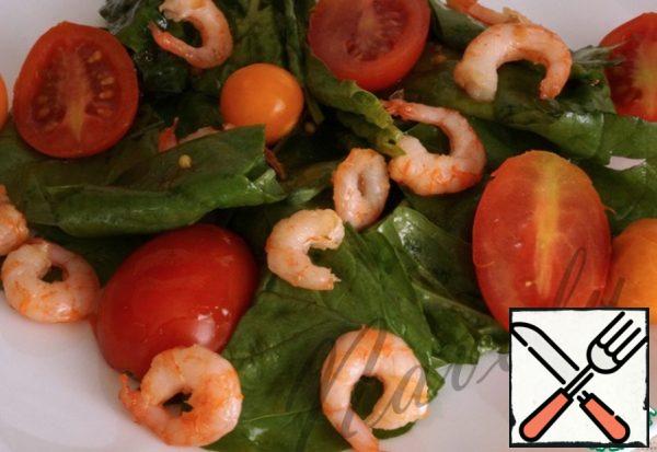 Then add the physalis and shrimp and eat with pleasure!