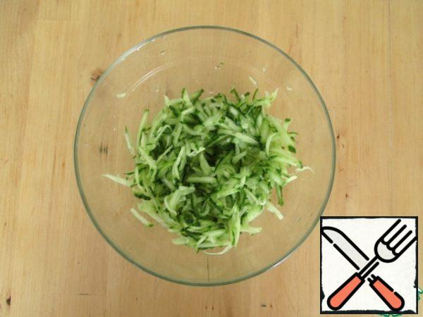 Grate the cucumber on a coarse grater, add a little salt, mix and set aside for 5-10 minutes to let the cucumber juice.