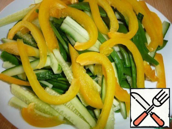 Prepare the oil filling for the salad. Pour lemon juice into the oil.