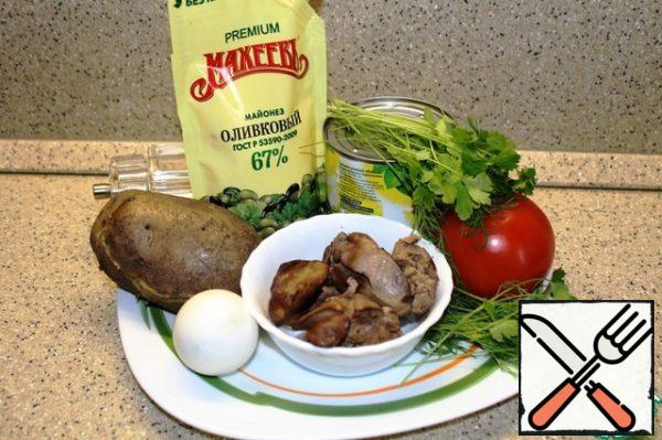 Products for making salad. Potatoes and eggs are cooked, the liver is washed, peeled from the films and boiled in boiling salted water (10-12 minutes cooking time).