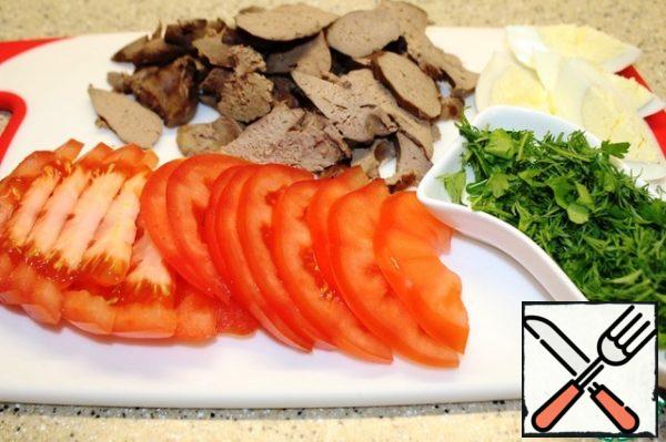 Cut the tomato and liver into thin slices. Cut the boiled egg into 4 pieces, chop the greens.