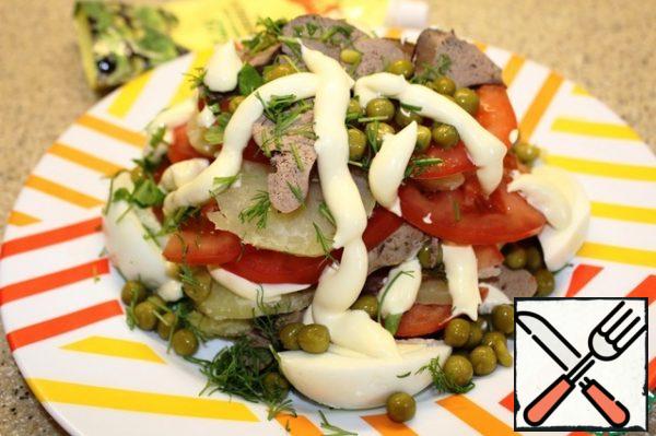 That's it. The salad is laid out in a slide. Arrange the egg quarters and the remaining vegetables around the slide, arrange with mayonnaise, and sprinkle with herbs.