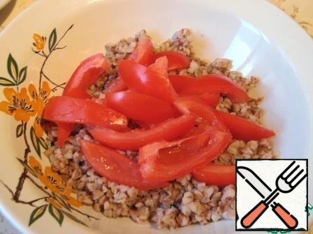 Add tomatoes to the buckwheat (remove the seeds), cut into strips.