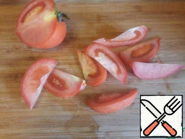 Cut the tomato into slices.
