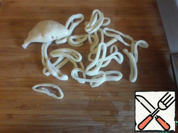 Peel the squid, rinse and boil in salted water for 3-5 minutes, cool and cut into rings.